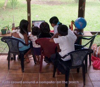 Children studying at El Puente