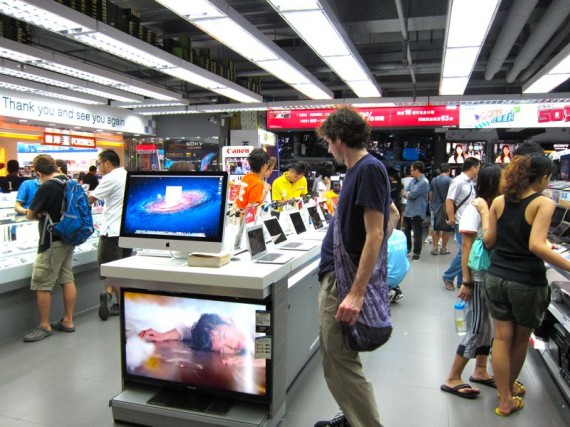 Macbook shopping in Mong Kok, Hong Kok