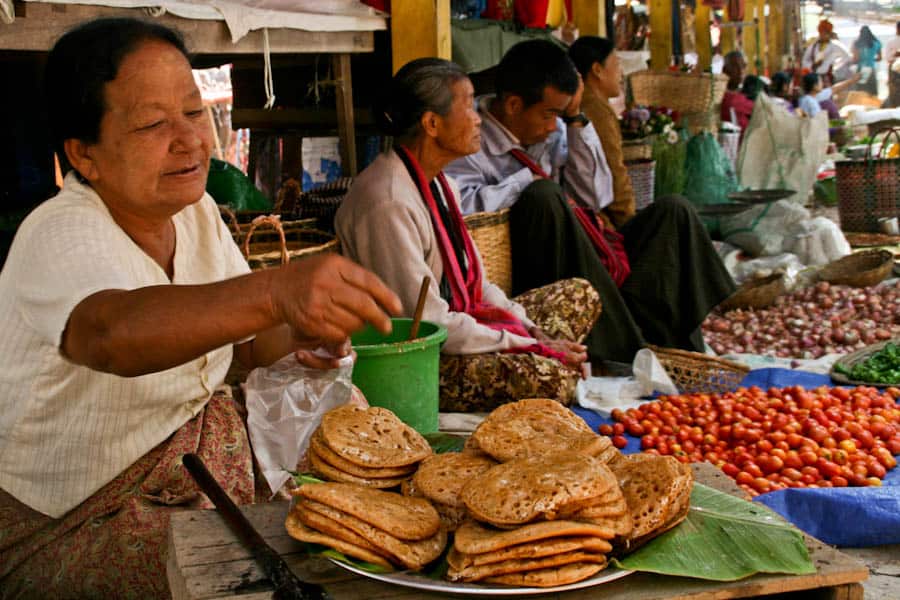 Burmese pancakes, Ywama market