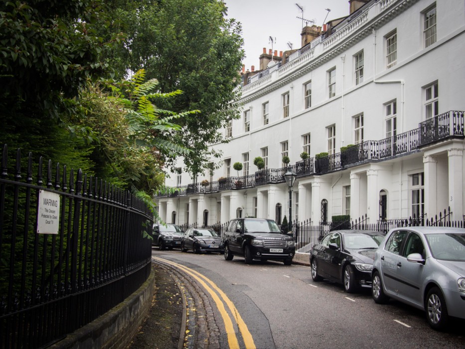 A curved street of grand houses in Chelsea