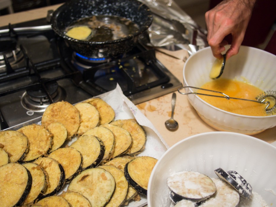 Frying the aubergine for parmigiana