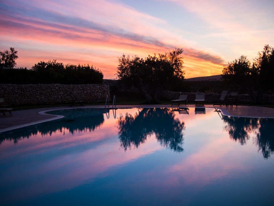 Masseria Lama di Luna infinity pool at sunset