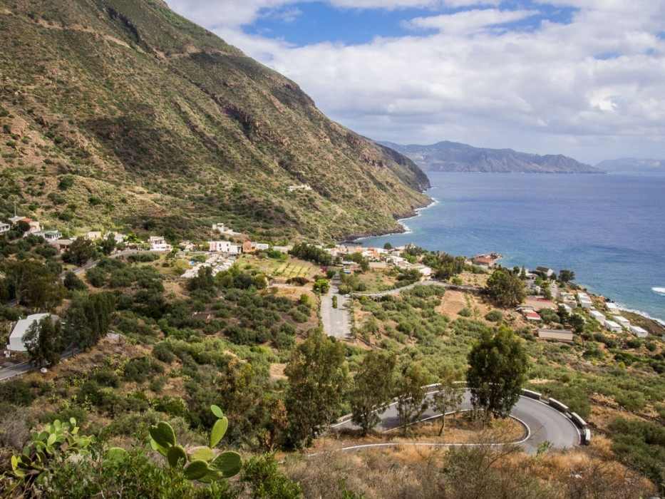 The winding road down to Rinella, Salina