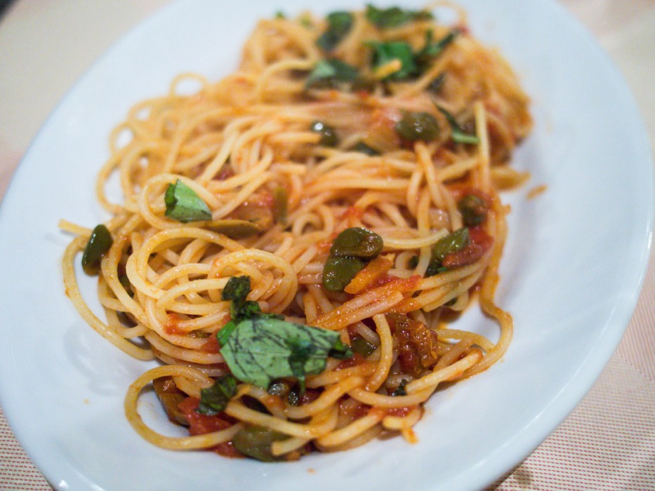 Spaghetti with tomato and capers
