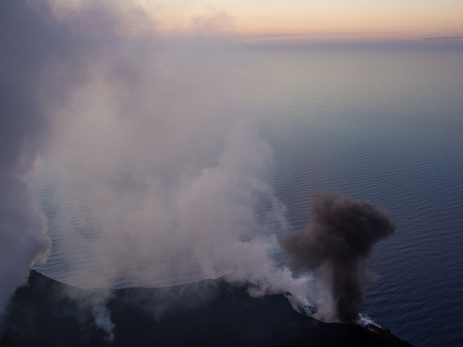 Iš mažo kraterio Stromboli sklinda juodi dūmai
