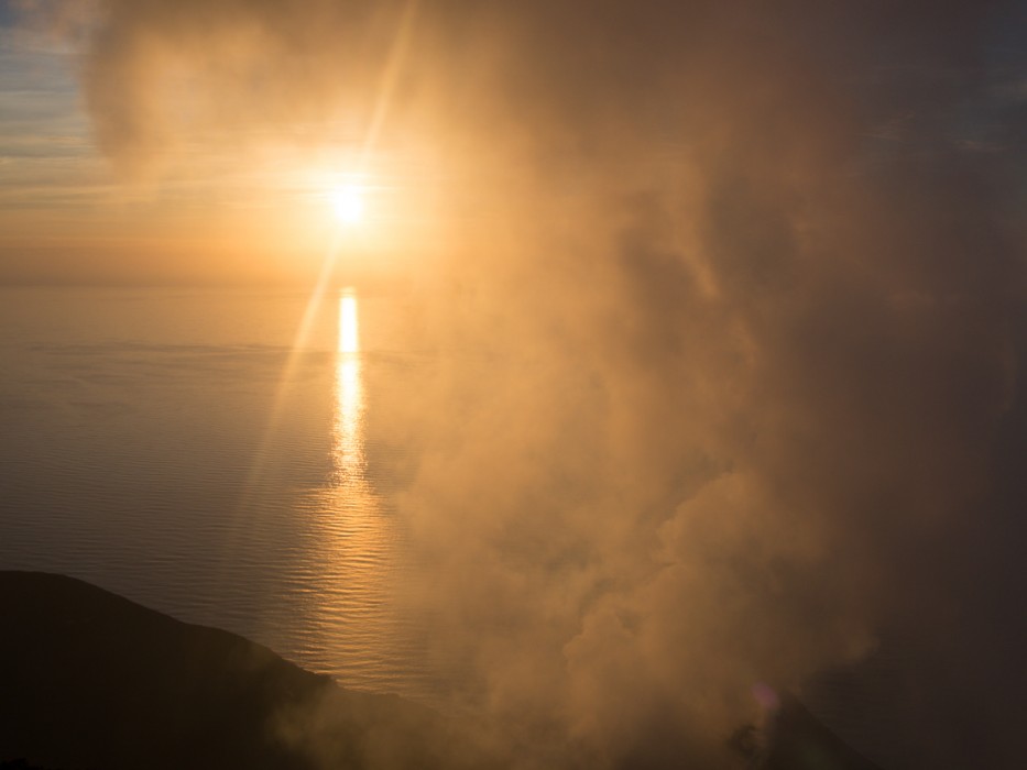 Stombolio ugnikalnis saulėlydžio metu, Sicilija