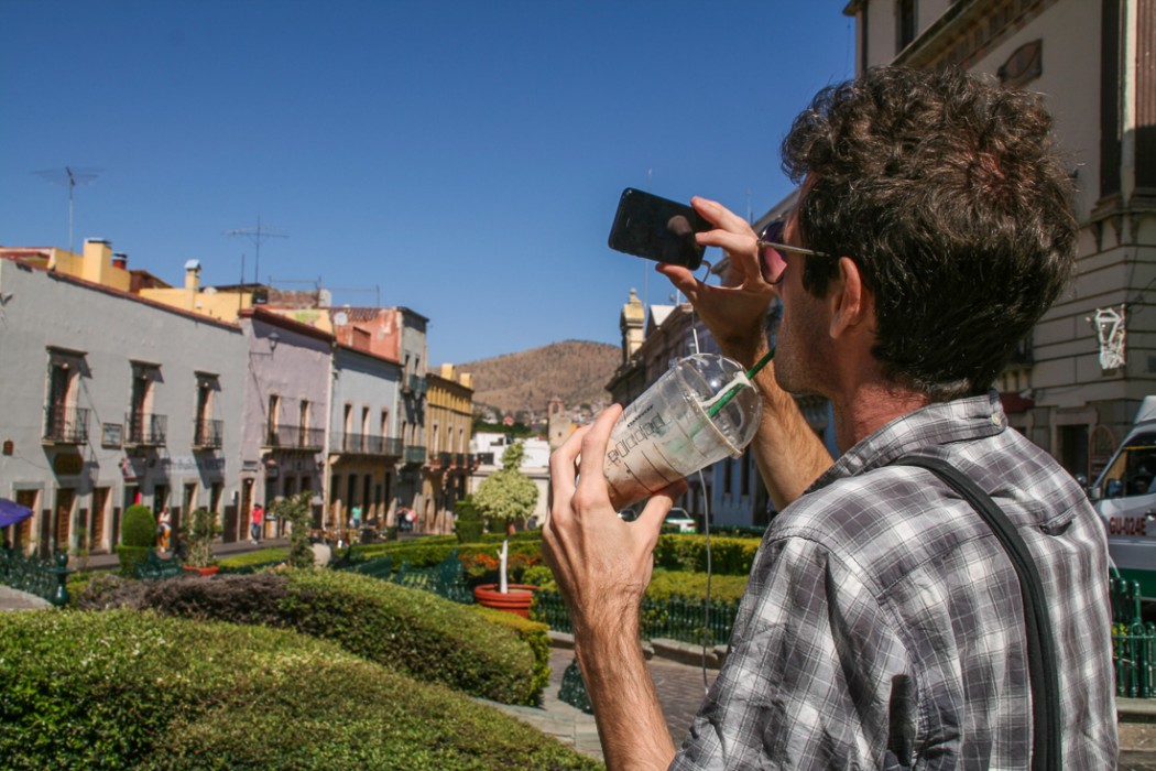 Buying local SIM cards overseas: Simon multitasking in Guanajuato