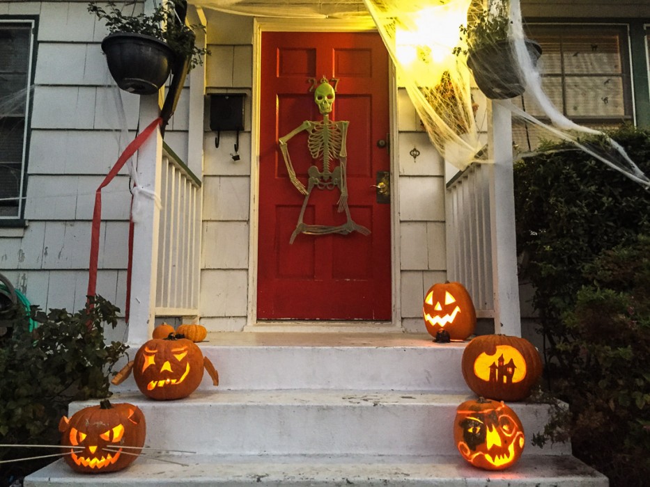 House decorated for halloween