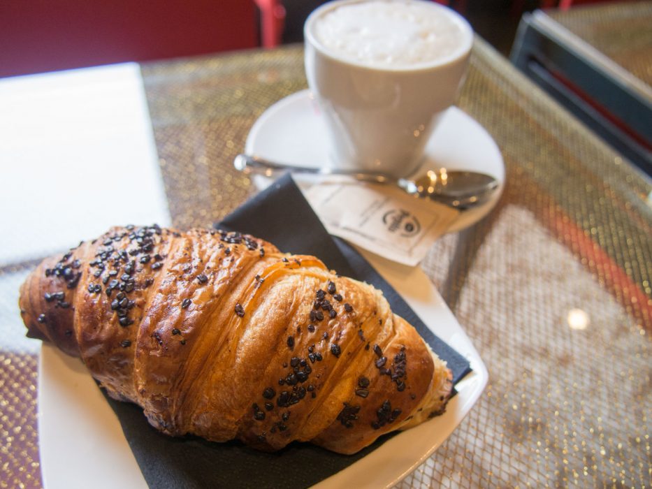 Varenna restaurants: Ill Binario brioche and cappuccino