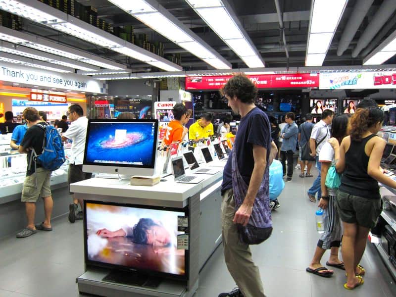 Macbook shopping in Mong Kok, Hong Kok Macbook shopping in Mong Kok, Hong Kok