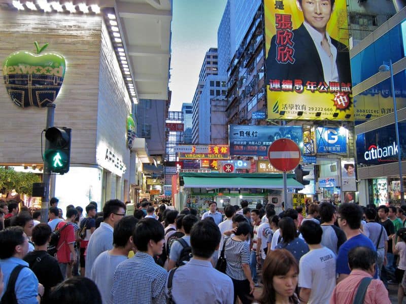 crossing_road_mongkok