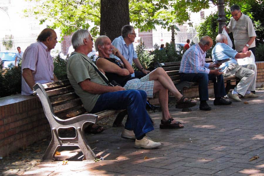 Men in piazza