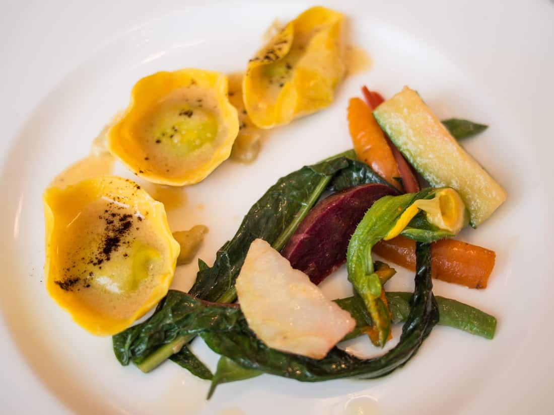 Pistachio and cheese ravioli with fresh vegetables