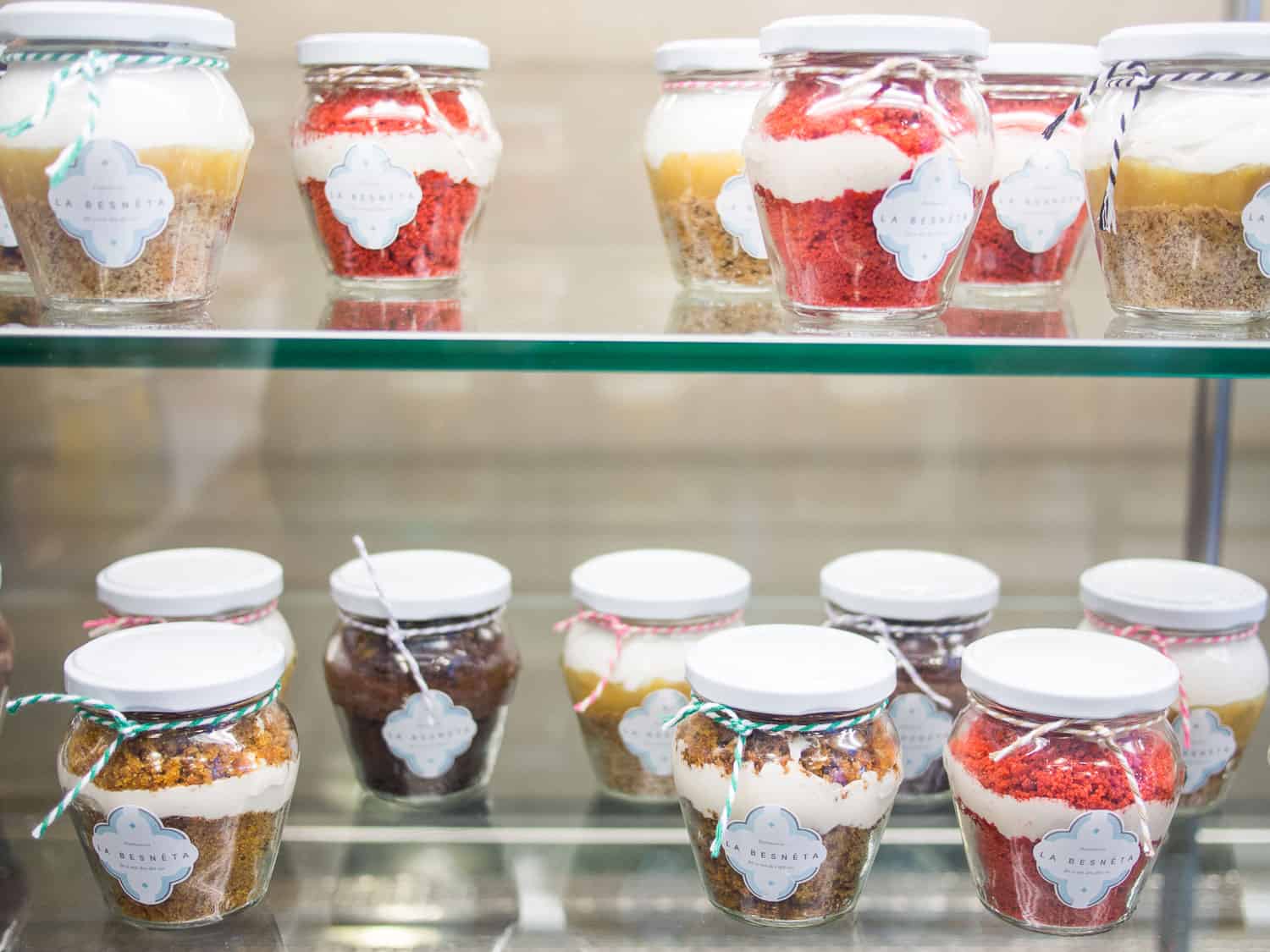 Vegan cakes in a jar at La Besneta