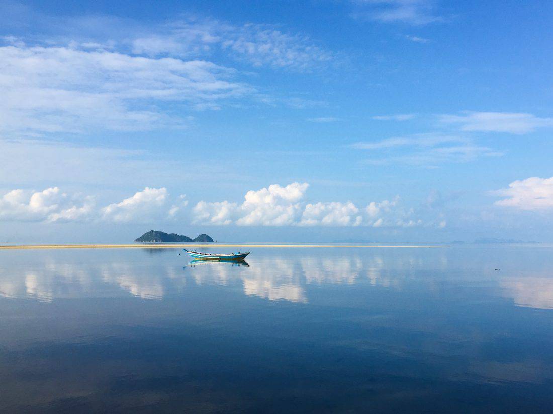 The calm water of Hin Kong beach on Koh Phangan on my morning run