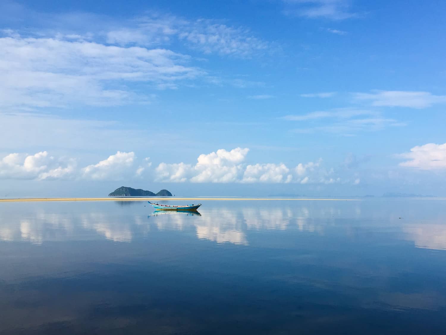 The calm water of Hin Kong beach on Koh Phangan on my morning run