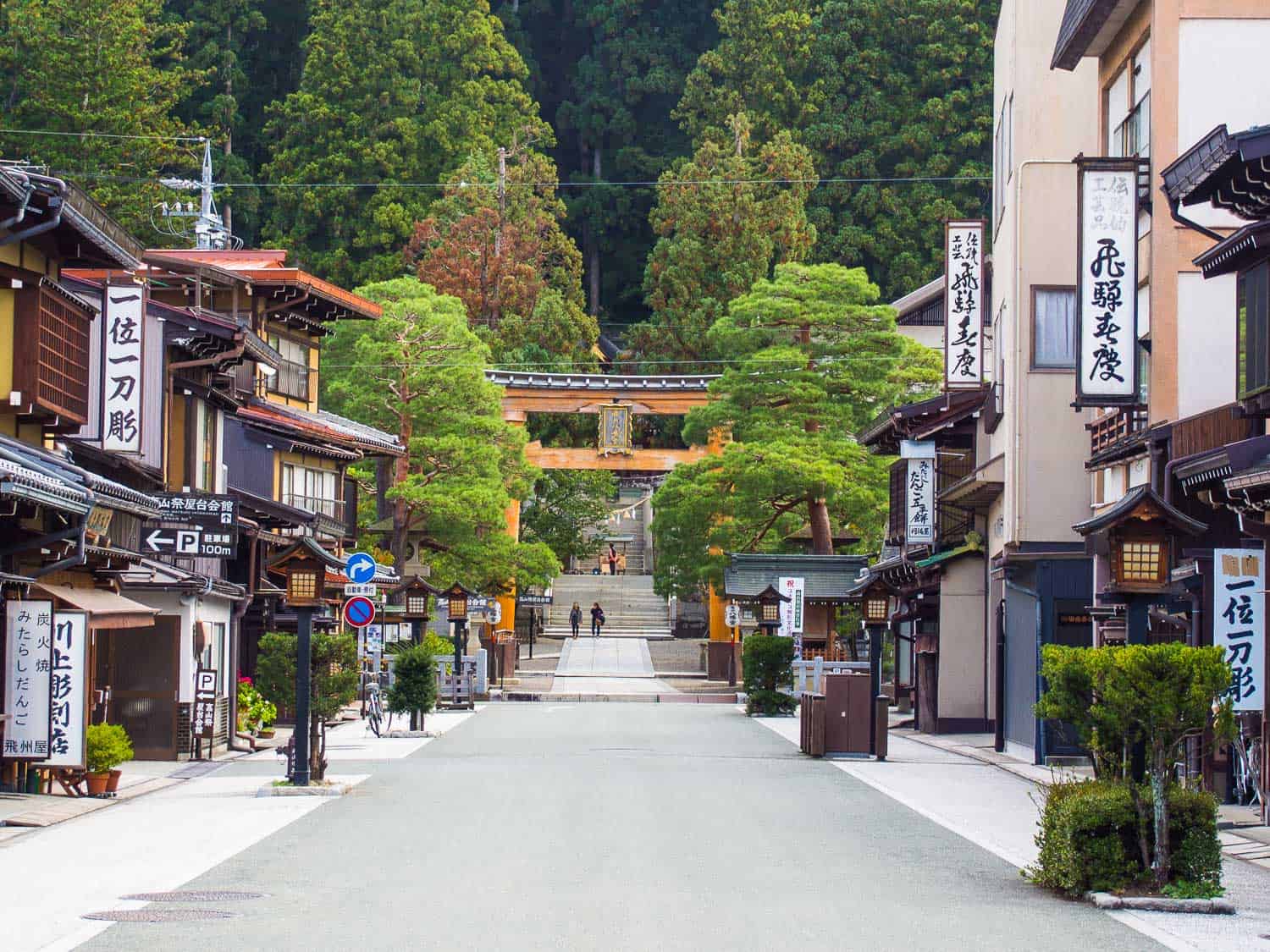 Takayama street leading to the Sakurayama Hachimangu Shrine