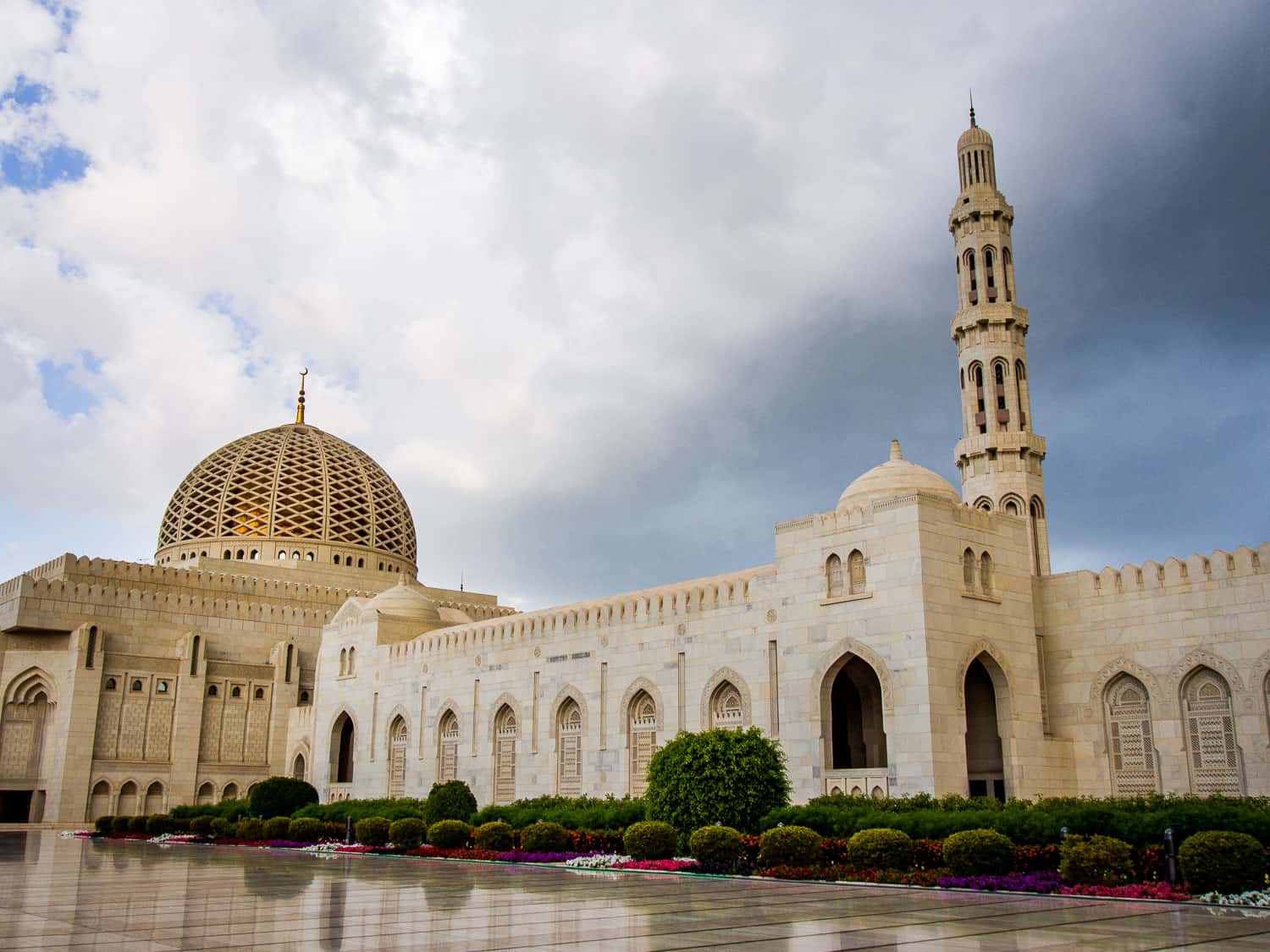 The Sultan Qaboos Grand Mosque in Muscat, a highlight of any Oman itinerary