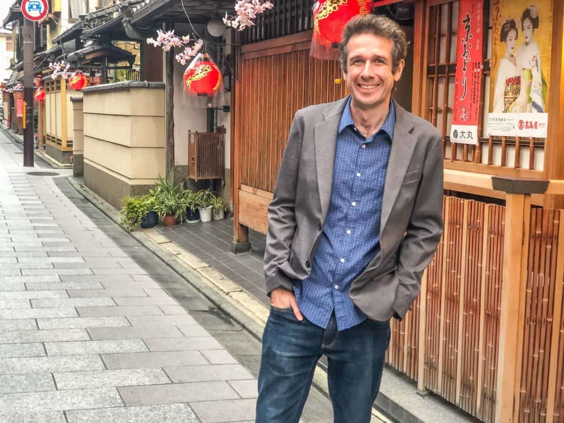 Departure jeans worn with the Bluffworks Meridian dress shirt and Gramercy blazer on the streets of Gion, Kyoto