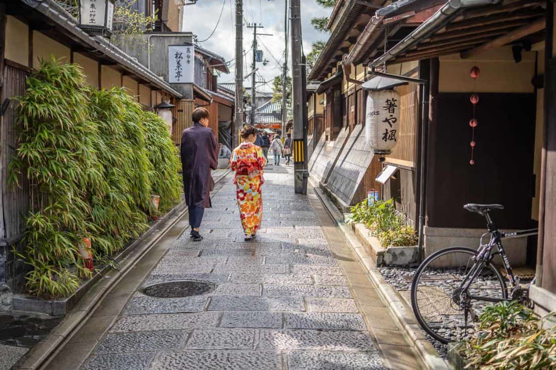 Tourists wearing kimono on the streets of Higashiyama in Kyoto, one of the top Japan activities