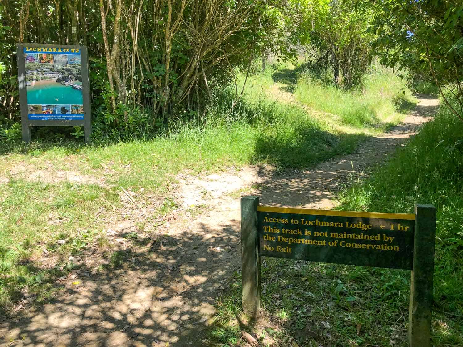 The sign to Lochmara Lodge on the Queen Charlotte Track, New Zealand