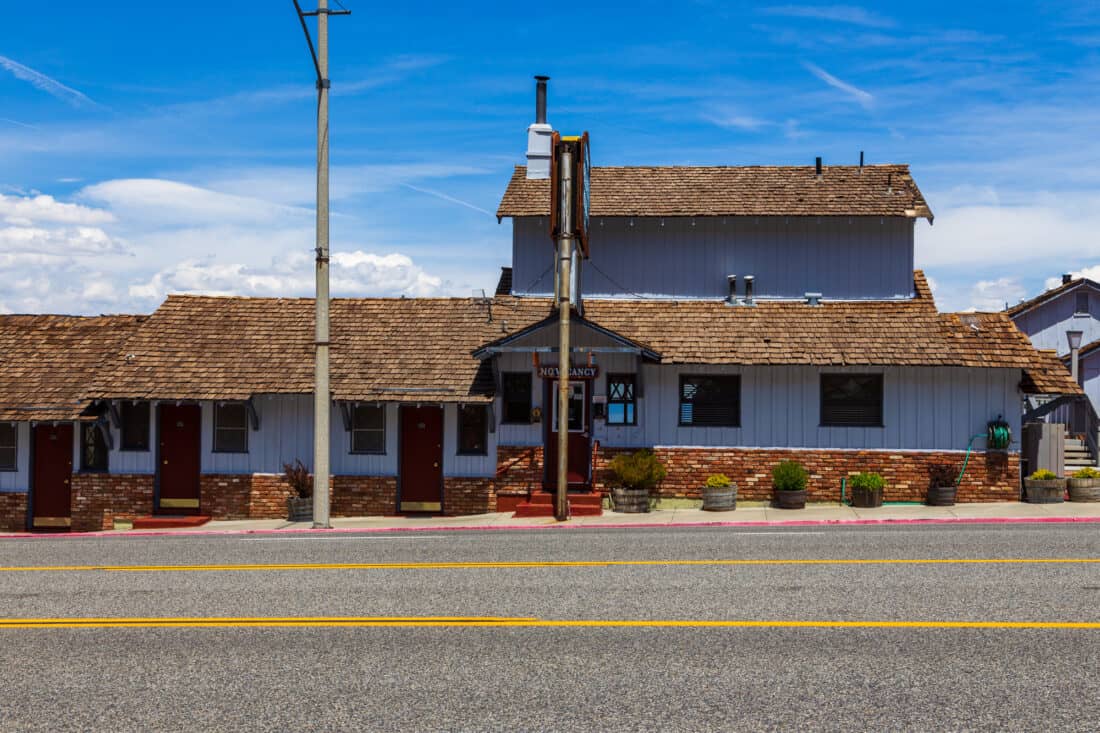 Front of the Yosemite Gateway Motel in the centre of Lee Vining