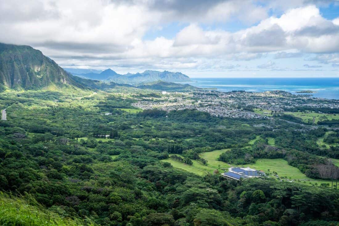 Nuʻuanu Pali Lookout view in Oahu, Hawaii, USA