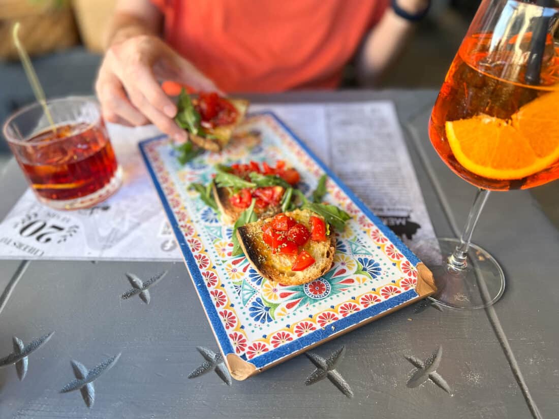 Aperitivo with tomato and rocket bruschetta at Mercantile Nove, Bari, Italy