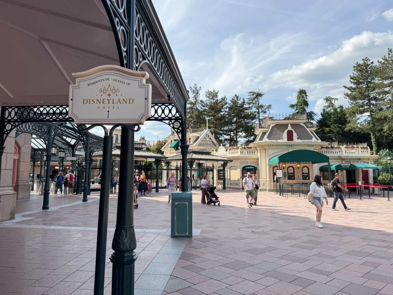 Special entrance to Disneyland Park Paris for guests of the Disneyland Hotel