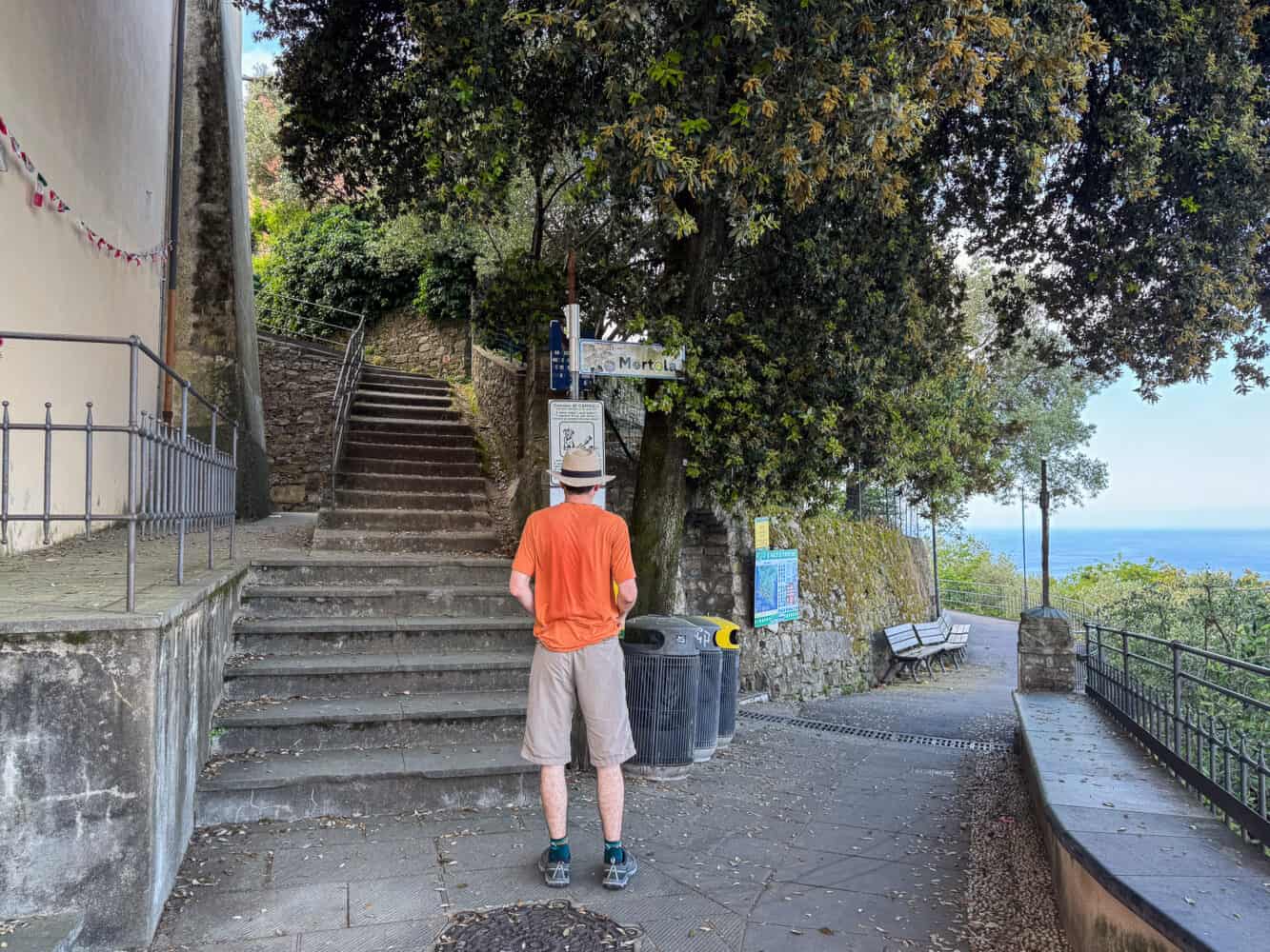 The trailhead in San Rocco on the Camogli to San Fruttuos hike. 