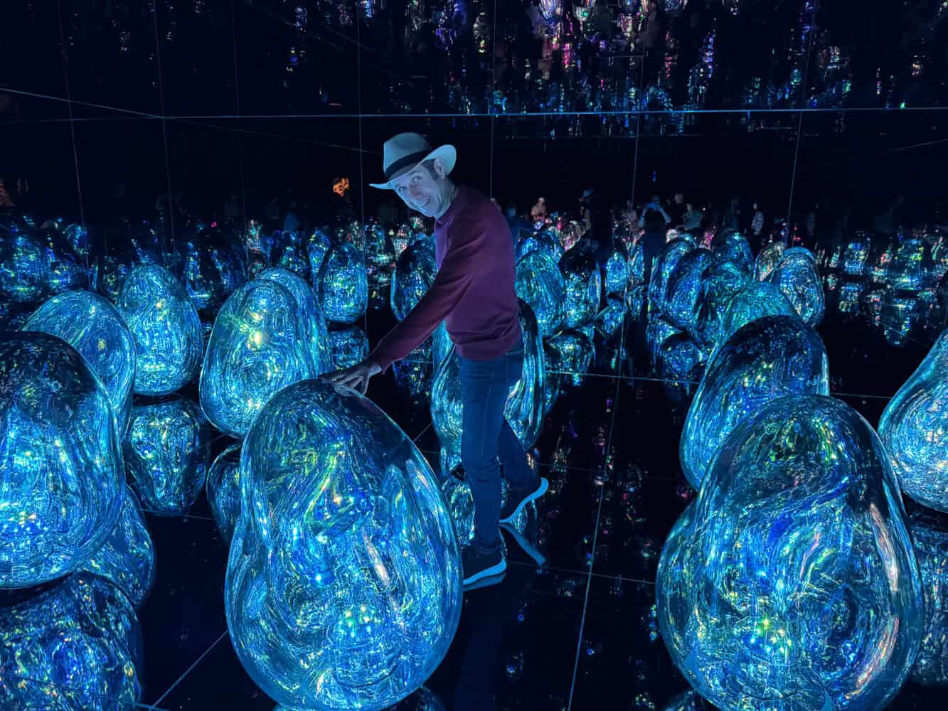 Simon in Resonating Microcosms - Solidified Light room at TeamLab Kyoto.