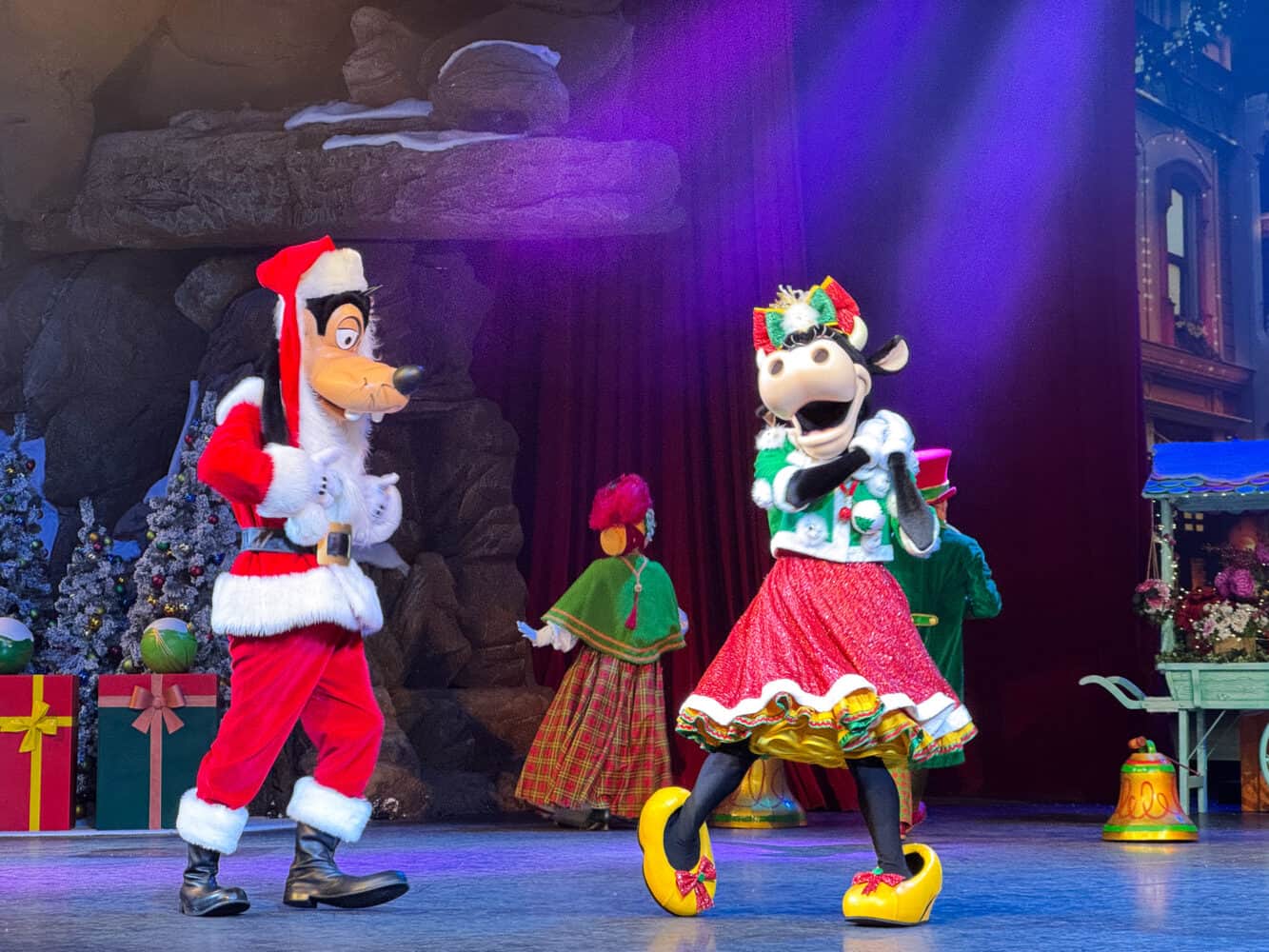 Goofy and Clarabelle in the Let's Sing Christmas show at Disneyland Paris.
